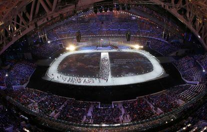El mapa de Rusia es proyectado en el suelo del estadio olímpico, durante el desfile de los deportistas rusos.