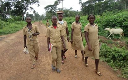 Unos estudiantes caminan por Koropará, el último foco del ébola en Guinea.