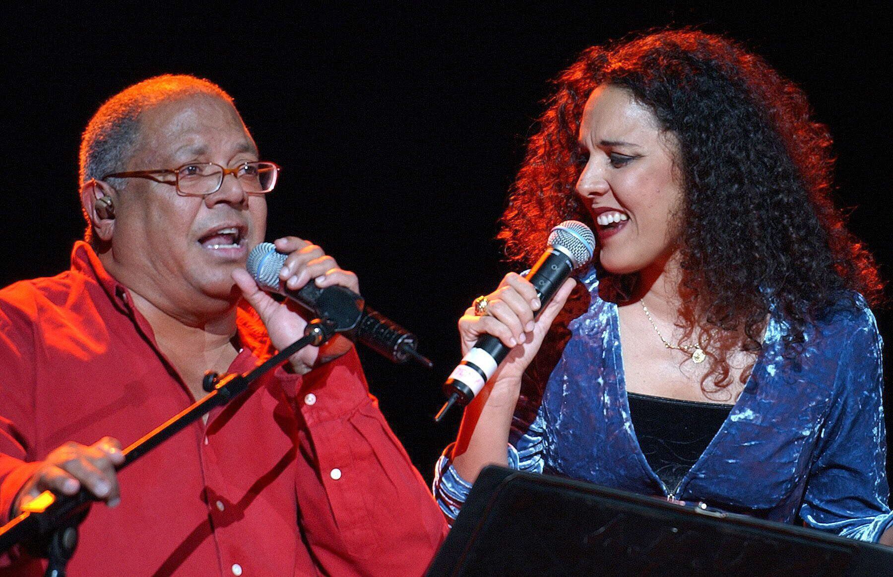 Pablo Milanés canta junto a su hija, Suylen, durante un concierto en el Teatro Nacional de Cuba, el 28 de diciembre de 2005, en La Habana. Milanés fue galardonado con el Premio Nacional de la Música de Cuba 2005. 