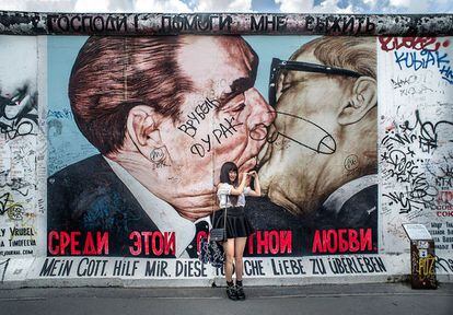 Uno de los murales más conocidos de East Side Gallery es el famoso beso entre Honcecker y Breznev, líderes de Alemania Oriental y la URSS. La obra tiene que ser rehabilitada cada pocas semanas debido a la cantidad de pintadas y garabatos absurdos que se realizan sobre ella.