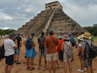 Un grupo de turistas frente a la pirámide de Chichén Itzá, en Yucatán (México).
