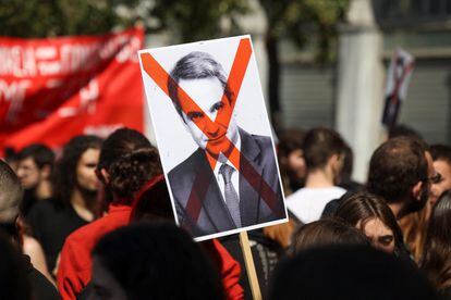 Retrato tachado del primer ministro, Kyriakos Mitsotakis, durante  una protesta en Atenas, el día 8 de marzo. 