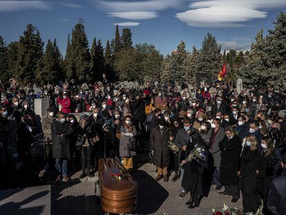 El funeral de Almudena Grandes en el Cementerio Civil de Madrid, en imágenes