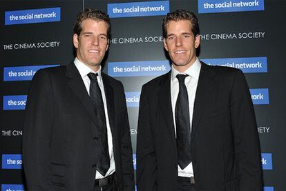 Los Cameron y Tyler Winklevoos, en el estreno de la película <i>La red social</i>, en abril del año pasado.