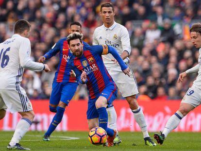 Leo Messi lleva el bal&oacute;n ante Cristiano Ronaldo y Luka Modric, en un Barcelona-Real Madrid de La Liga espa&ntilde;ola.