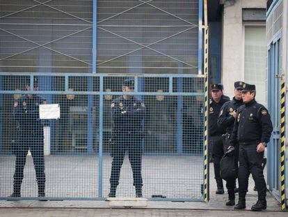 Varios policías vigilan al entrada principal del CIE de Barcelona.