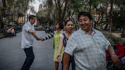 Un grupo de personas toma clases de baile en la alameda de la colonia Santa María la Ribera, en Ciudad de México, en febrero de 2023.