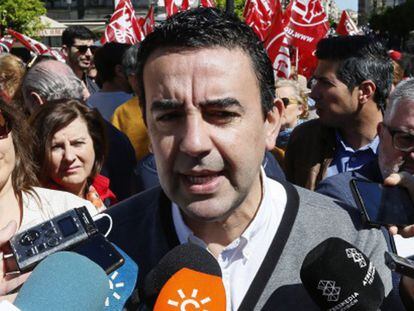 El portavoz de la Comisión Gestora del PSOE, Mario Jiménez, atiende a los medios de comunicación en la manifestación del Primero de Mayo.