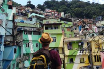 Un turista en la Praça Cantao, en la favela Santa Marta de Río de Janeiro.