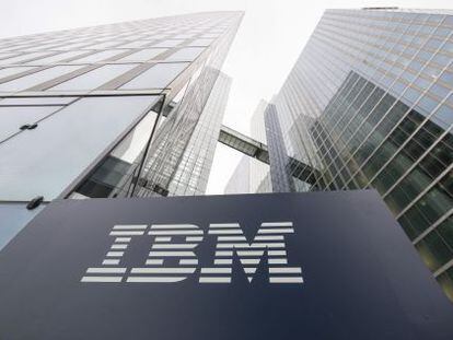 Logotipo de IBM en sus oficinas de M&uacute;nich, en Alemania. 