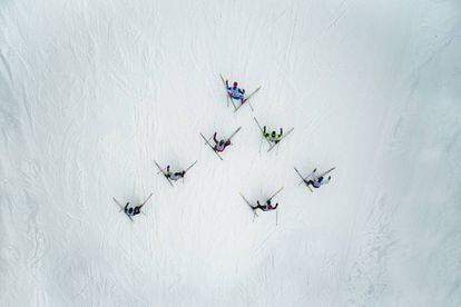 Una carrera de esquí en la estación de esquí de Adzhigardak, cerca de Asha, al sur de los Urales, en Rusia.