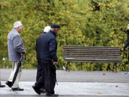 Pensionistas y jubilados pasean en un parque en Bilbao.