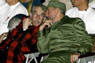 Gabriel García Márquez y Fidel Castro conversan en la plaza de la Revolución, el 26 de noviembre de 2002, con motivo de un acontecimiento deportivo cubano.