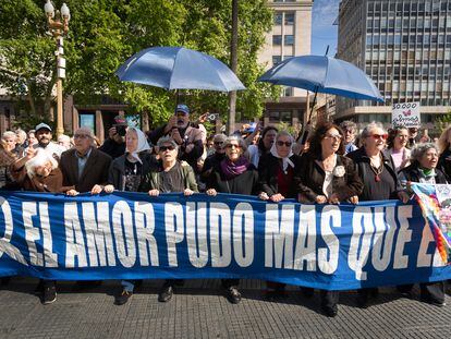 Madres de la Plaza de Mayo en una ronda, el 19 de octubre en Buenos Aires (Argentina).