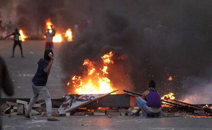 Enfrentamiento en El Cairo entre seguidores y detractores del derrocado presidente egipcio Mohamed Morsi, el viernes.