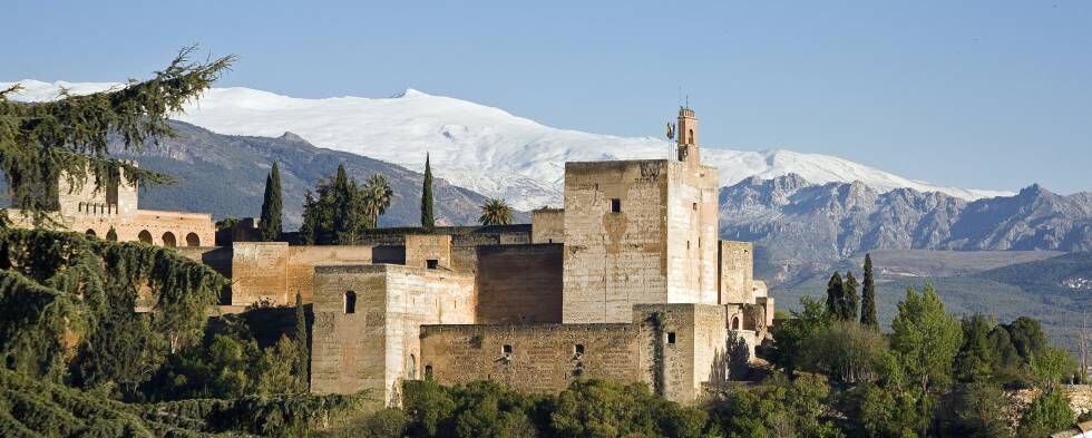 Vista parcial de la Alhambra (Torre de la Vela) y Sierra Nevada desde el barrio del Albaicín.