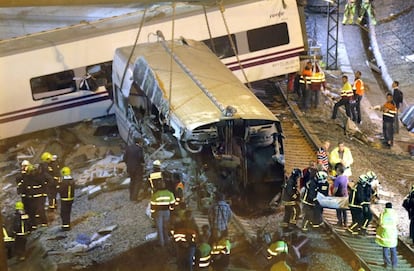 Los servicios de emergencia trabajan en el lugar del siniestro en la noche del 24 de julio de 2013.