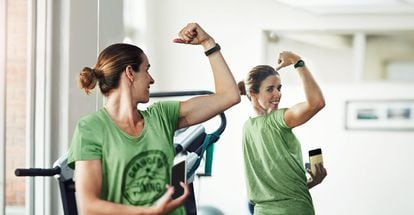 Samsung Health sirve de entrenador en el gimnasio: incluye vídeos de entrenadores expertos con un amplio programa de ejercicios.