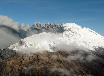 El Nevado del Huila (5.354 metros) es el techo de la cordillera Central de los Andes colombianos y la tercera cumbre más alta del país. Las autoridades han confirmado la muerte de diez personas en la erupción que sufrió el volcán el pasado jueves.