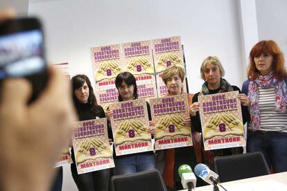 Mujeres presentando la campaña del día internacional