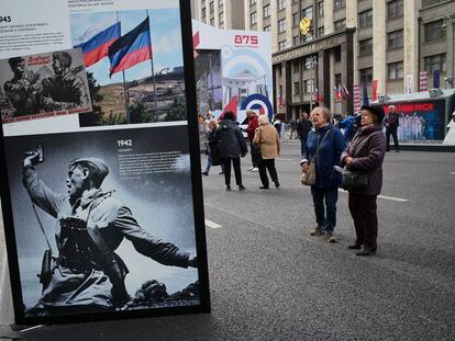 Dos viandantes presencian imágenes de héroes soviéticos de la II Guerra Mundial en una calle próxima al Parlamento ruso, el domingo 11 de septiembre.