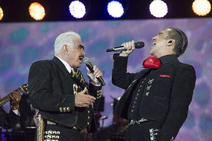 Vicente y Alejandro Fernández durante el concierto.