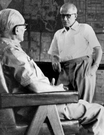 Le Corbusier y Pierre Jeanneret sobre uno de los sillones que el segundo diseñó para Chandigarh. |