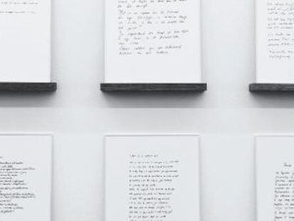 'Lettre d’amour à personne inconnue', de 2014. 18 cartas manuscritas, papel, tinta, cristal, madera.