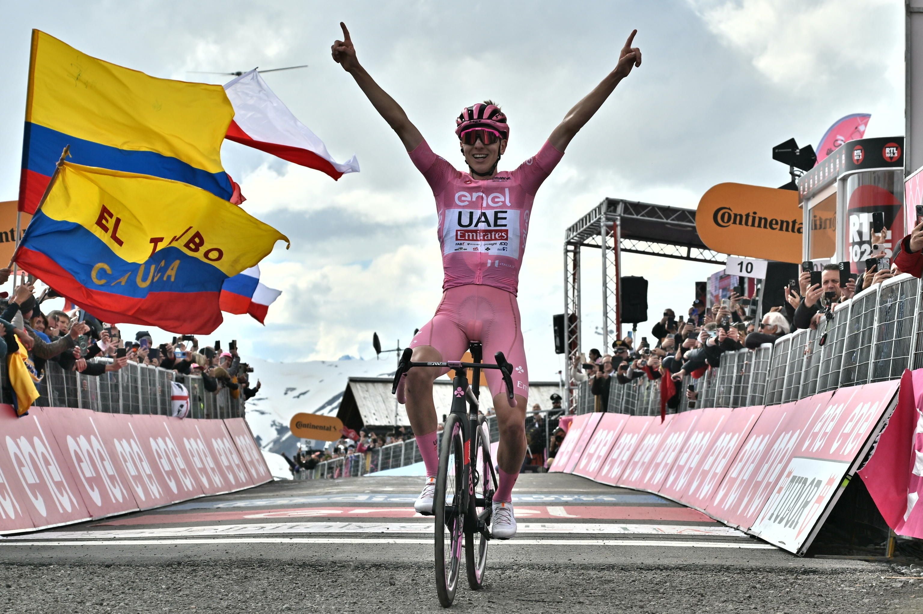 Pogacar blinda el Giro con una exhibición en los Alpes