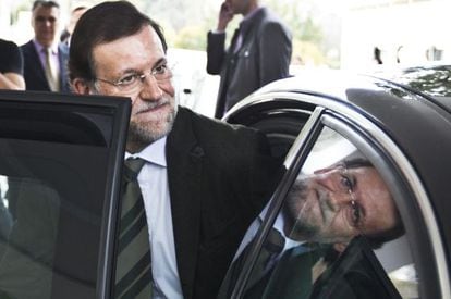 El presidente del Gobierno Mariano Rajoy sube a un coche tras un acto público en Antequera