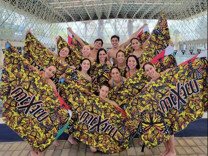 El equipo de natación artística antes de competir en el Mundial de Egipto.