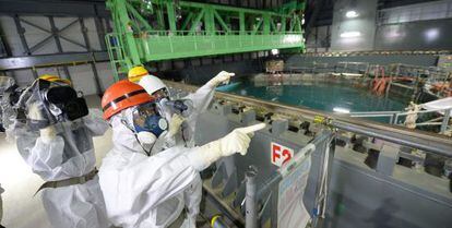 El gobernador de Fukushima, Yuhei sato, inspeccionando los tanques de agua la semana pasada.
