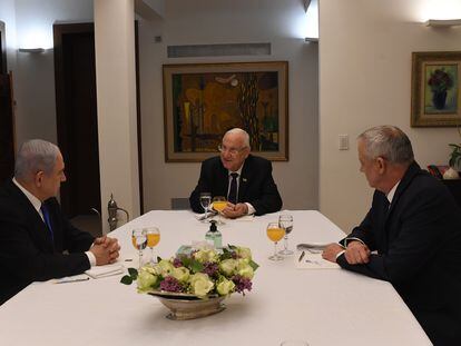 Desde la izquierda, el primer ministro Netanyahu, el presidente Rivlin, y el centrista Gantz, el 15 de marzo en Jerusalén.