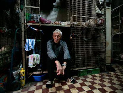 SOCO, organización social de Hong Kong, denuncia la existencia de jaulas en las que duermen unos 100.000 ancianos y refugiados.