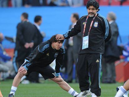 Maradona, entrenador, i Messi, capità, a l'Ellis Park de Johannesburg, al Mundial del 2010.