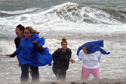 Un grupo de paseantes en South Beach Park, Boca Raton (Florida), se protege de la tormenta tropical antes de que ésta cobrara fuerza para convertirse en huracán.