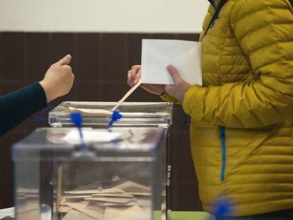 Una ciudadana vota durante las elecciones del 28-A.