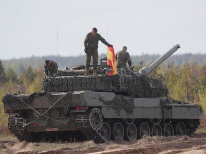 Dos militares sobre un tanque Leopard en Adazi (Letonia), en mayo de 2022.