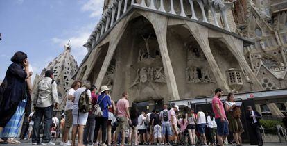 Turistas a la entrada de la Sagrada Familia en Barcelona.
