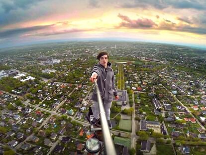 Ervin Punkar se hace un selfi sobre una torre de televisión en Tartu (Estonia).