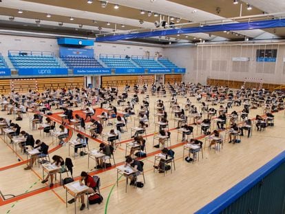 Un grupo de estudiantes hace el examen de selectividad en una cancha deportiva de la Universidad Pública de Navarra, el pasado mes de junio.