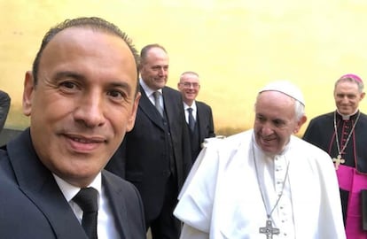 El productor musical Antonio Berumen con el Papa Francisco.