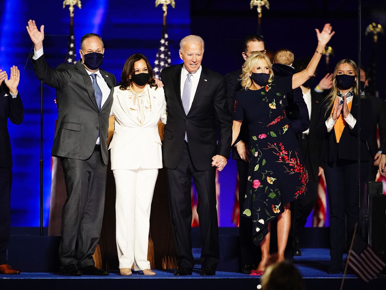 El presidente electo Joe Biden y Jill Biden, con la vicepresidenta electa Kamala Harris y Doug Emhoff, celebran después de que Biden pronunció su discurso de victoria en Wilmington, Delaware.