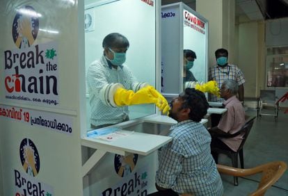 Personal médico de una facultad de Medicina recolecta hisopos de personas para realizar pruebas de la enfermedad por coronavirus (COVID-19) en un quiosco de muestras sin cita en Ernakulam, Kerala, India, el 6 de abril 2020.