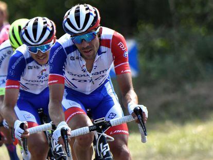 Thibaut Pinot tira al frente de un grupo camino de Albi.