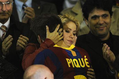 Shakira, consuela a su novio tras perder el partido.