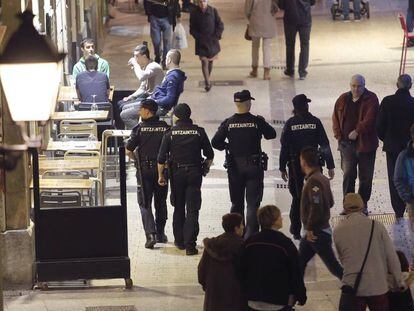 Agentes de la Ertzaintza patrullan las calles del País Vasco.