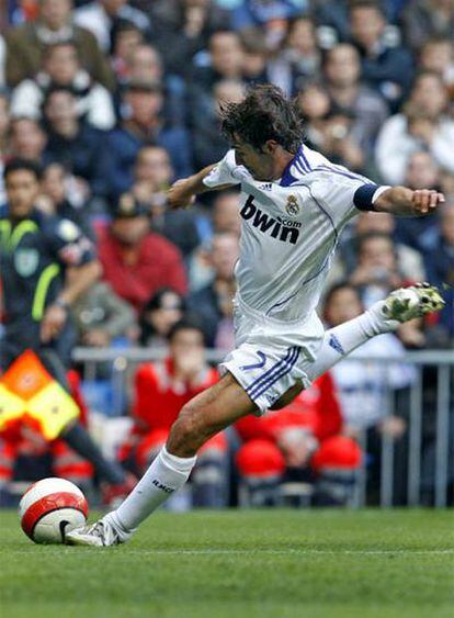 Raúl, a punto de rematar.
