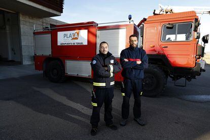 Los bomberos Jorge Simón (a la izquierda) y Abraham Santiago presidían la pista antes de la llegada de del Airbus 340 procedente de Dubái.