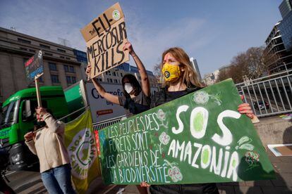 Activistas del clima participan en una manifestación organizada por Youth for Climate y Rise for Climate Belgium contra el Tratado UE-Mercosur en Bruselas, Bélgica, el pasado 3 de marzo.